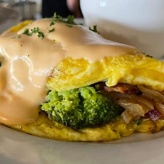 BROCCOLI CHEDDAR OMELET