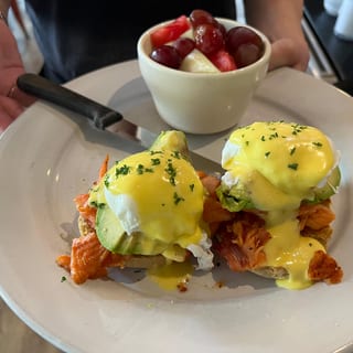 SALMON BENEDICT